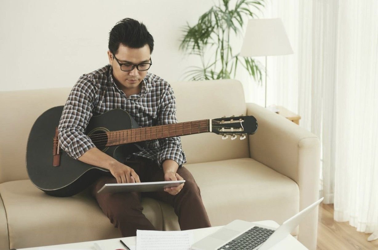 Should You Start With Acoustic or Electric Guitar?