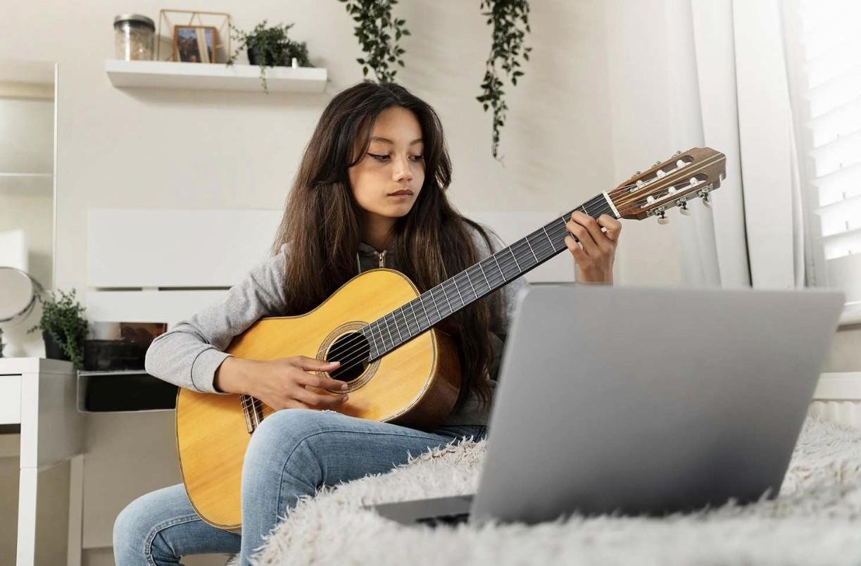What Is the Best Way to Learn Guitar at Home?